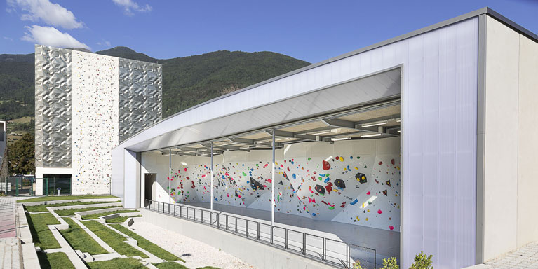 Das Bild zeigt den Wettkampfbereich des Kletterzentrums Vertikale in Brixen